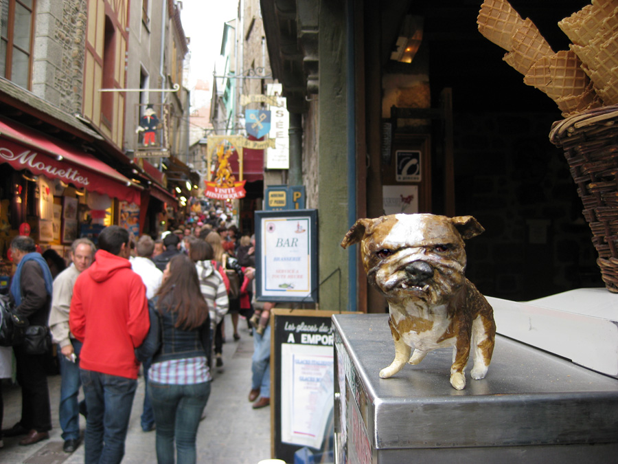 paperpets-bull-mont-st-michel-alley-cones